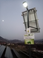 steber s solarnim napajanjem  in led osvetlitvijo