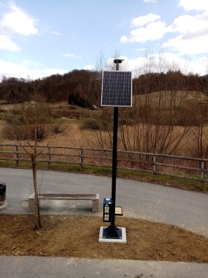steber s solarnim napajanjem, led osvetlitev, wi-fi qi in  usb  poljenje