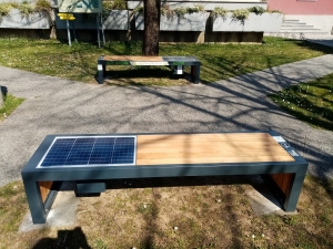 Pametna solarna 
klop, park Deskle